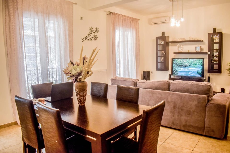 TV and multimedia, Living room, Seating area, Dining area, Area and facilities