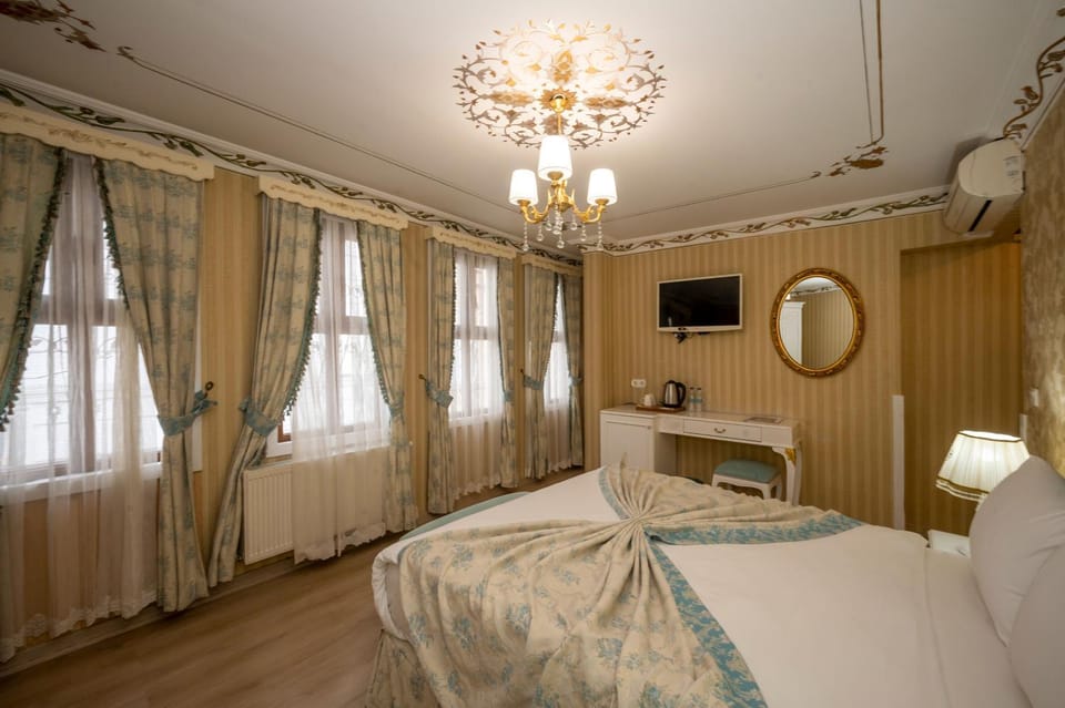 Bed, TV and multimedia, Photo of the whole room, Bedroom