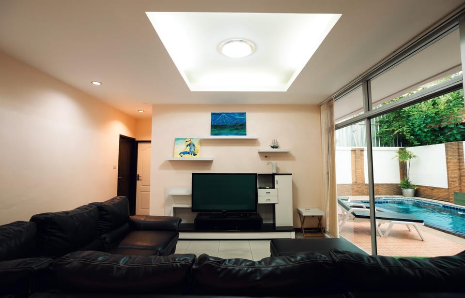 TV and multimedia, Living room, Seating area, Evening entertainment, Pool view, Swimming pool