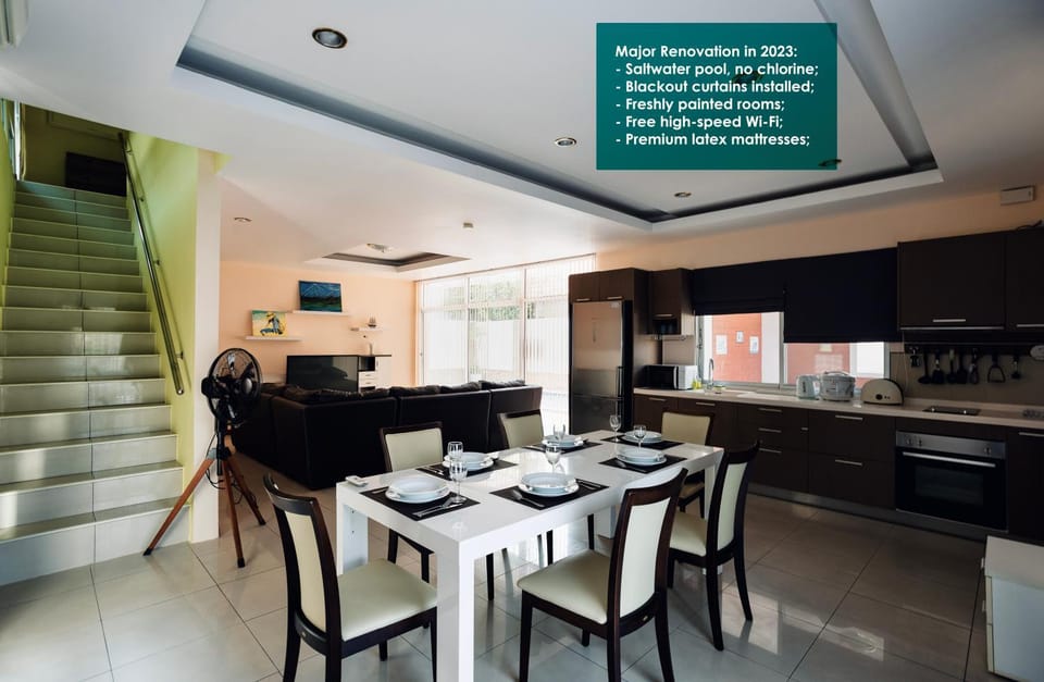 Kitchen or kitchenette, Living room, Seating area, Dining area, minibar, pet friendly, stove