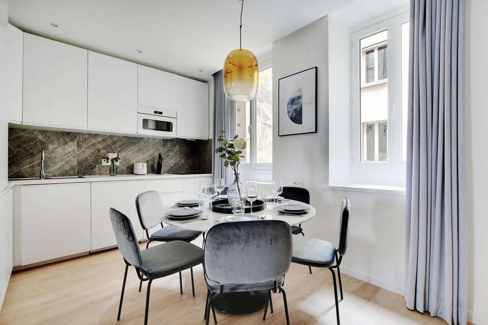 Kitchen or kitchenette, Living room, Seating area, Dining area