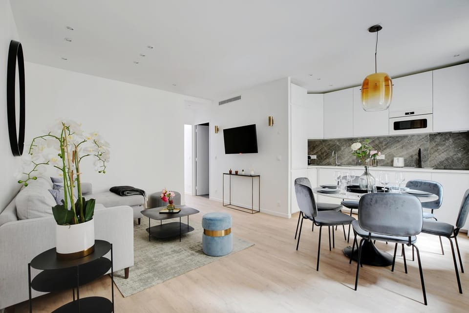 TV and multimedia, Kitchen or kitchenette, Living room, Seating area, Dining area