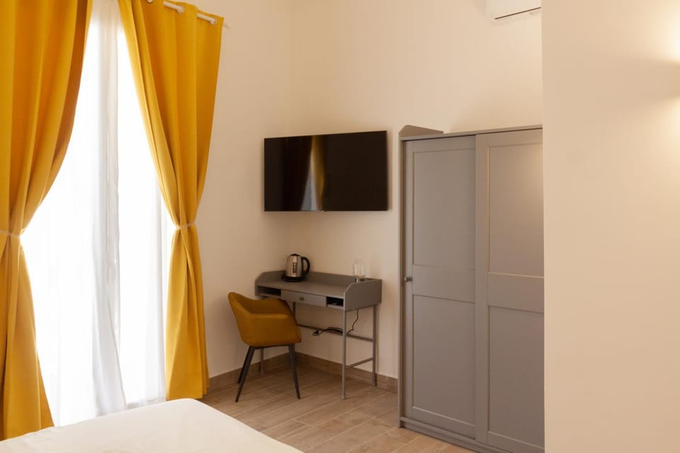 TV and multimedia, Coffee/tea facilities, Bedroom, wardrobe