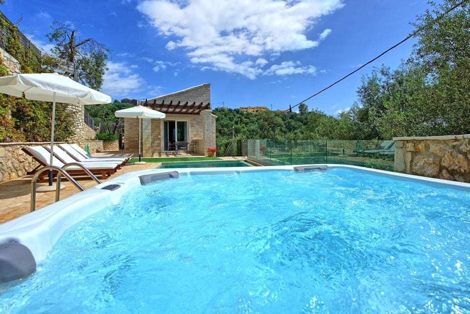 Property building, Hot Tub, Swimming pool