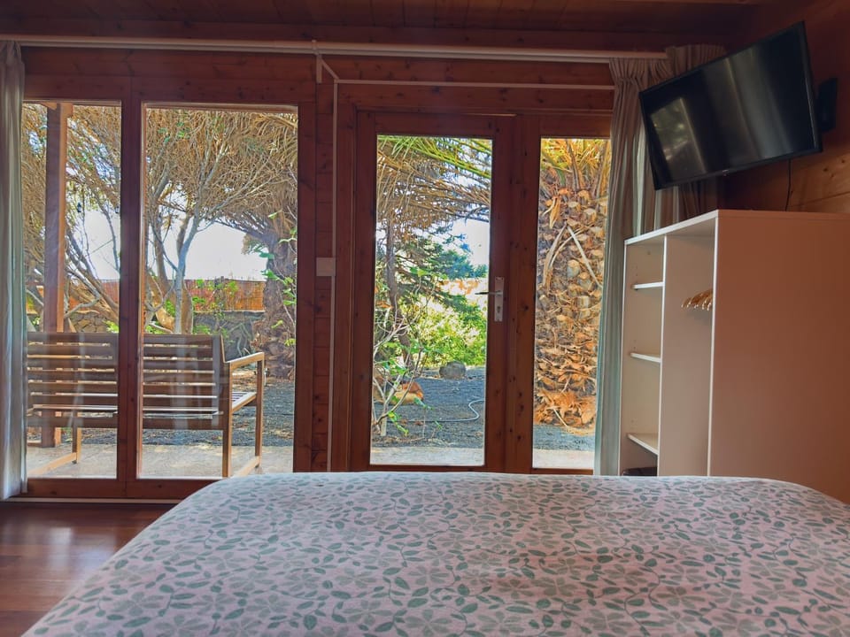 Bed, Bedroom, Garden view