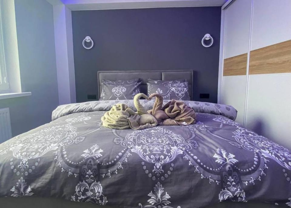 Bed, Photo of the whole room, Bedroom, towels, air conditioner