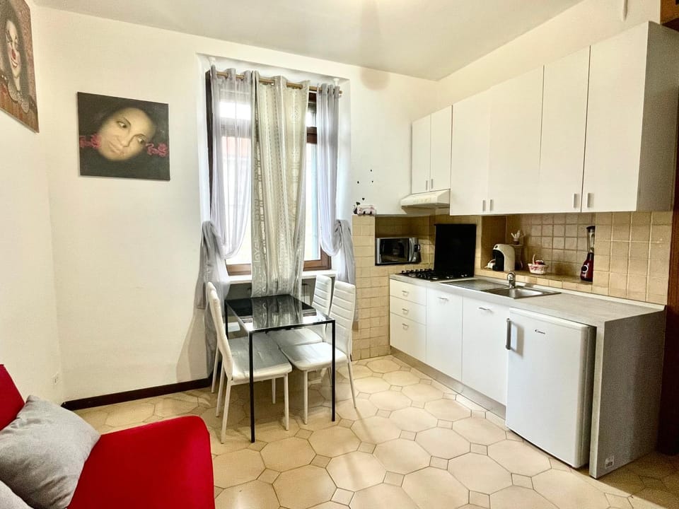 Kitchen or kitchenette, Dining area, stove