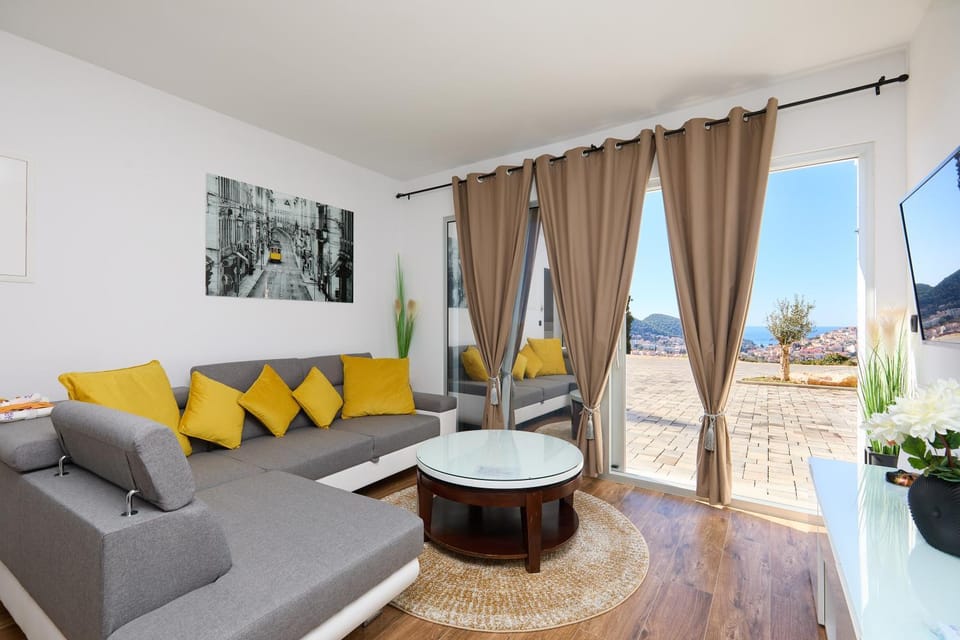 Day, Balcony/Terrace, Living room, Seating area