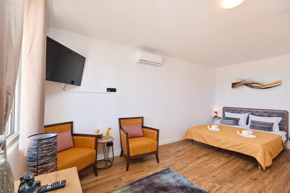 Bed, TV and multimedia, Seating area, Bedroom, air conditioner