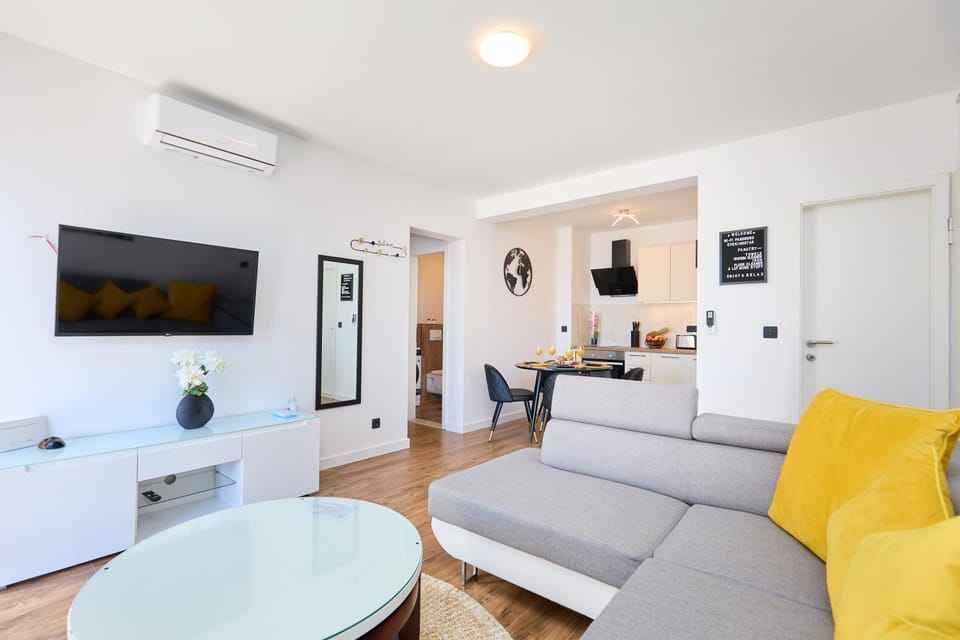 TV and multimedia, Living room, Seating area, Dining area, air conditioner