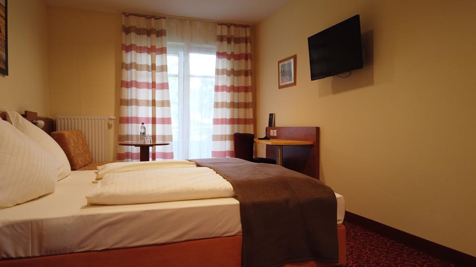 Bed, TV and multimedia, Photo of the whole room, Bedroom