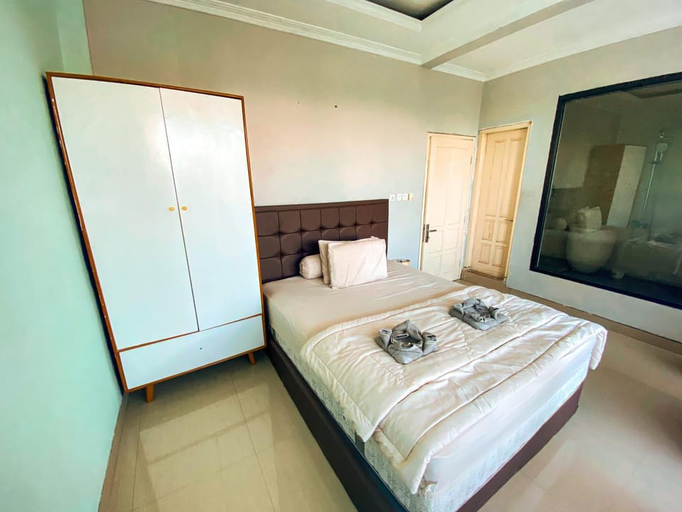 Bed, Bedroom, towels, wardrobe