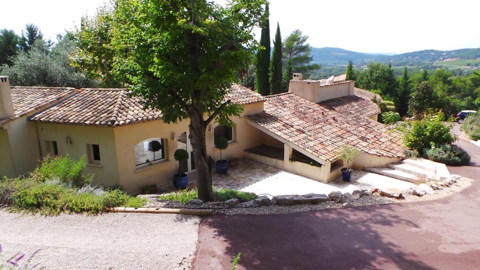Propriété : 300 M² + (25 M² d'annexe / Pool House) sur 5 ha boisé à 10' d'Aix en Provence Villa in French Riviera