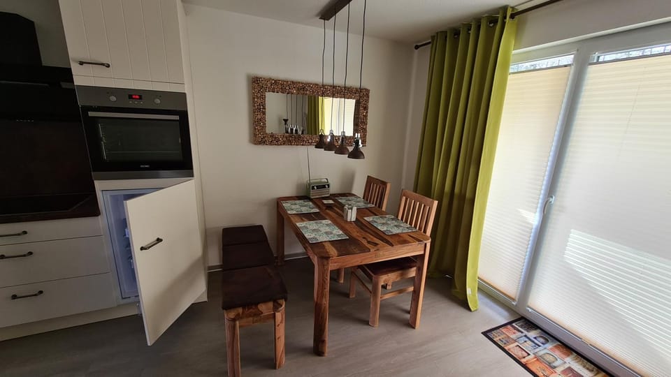 Seating area, Dining area