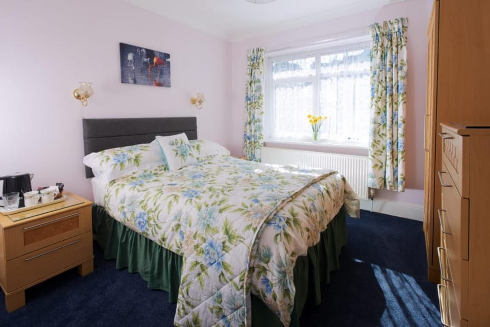 Minton Lodge Hotel - Seniors Only Bed and Breakfast in Bournemouth