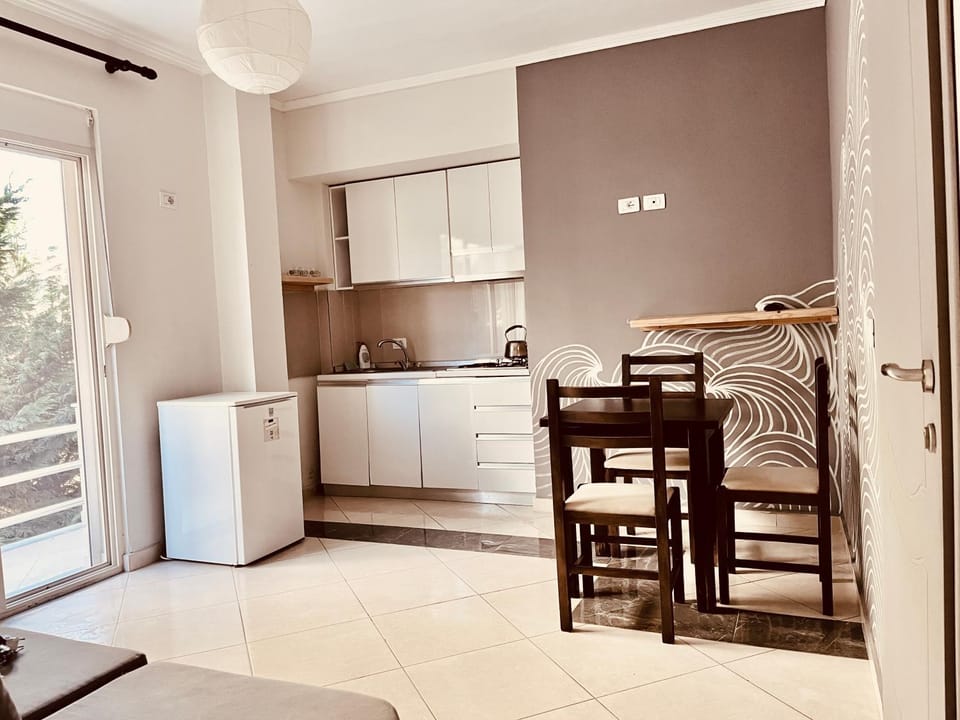 Kitchen or kitchenette, Living room, Seating area, Dining area