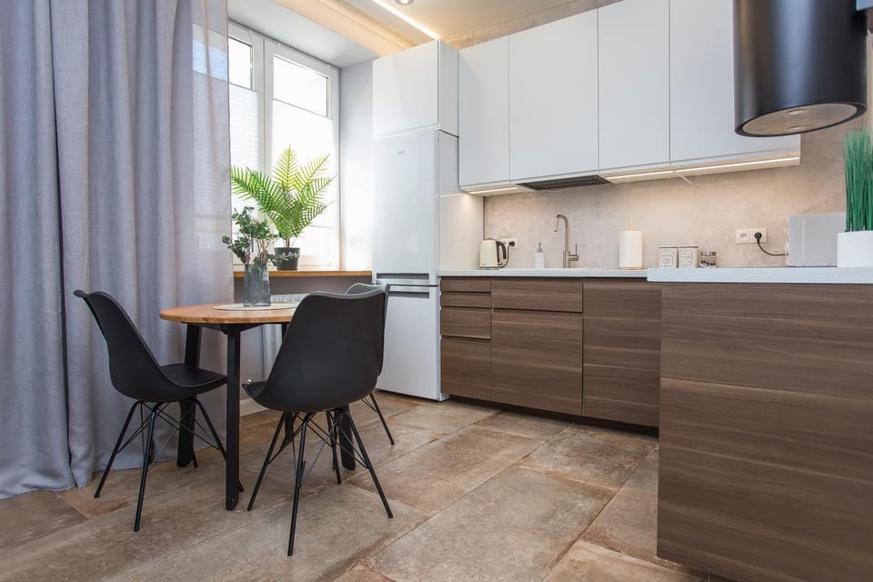 Kitchen or kitchenette, Dining area