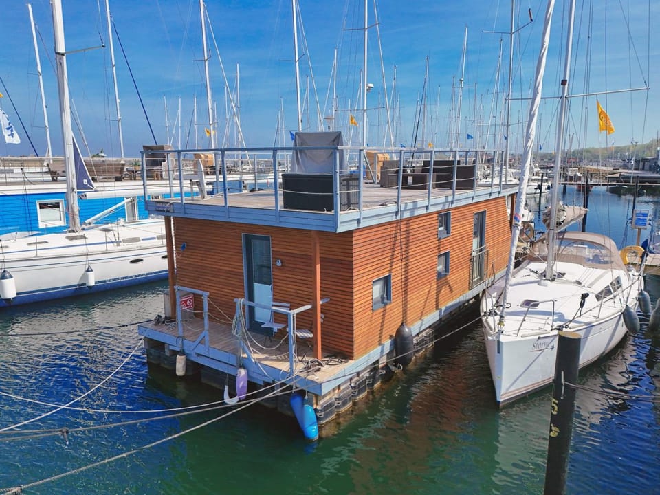Hausboot - Stina Docked boat in Heiligenhafen