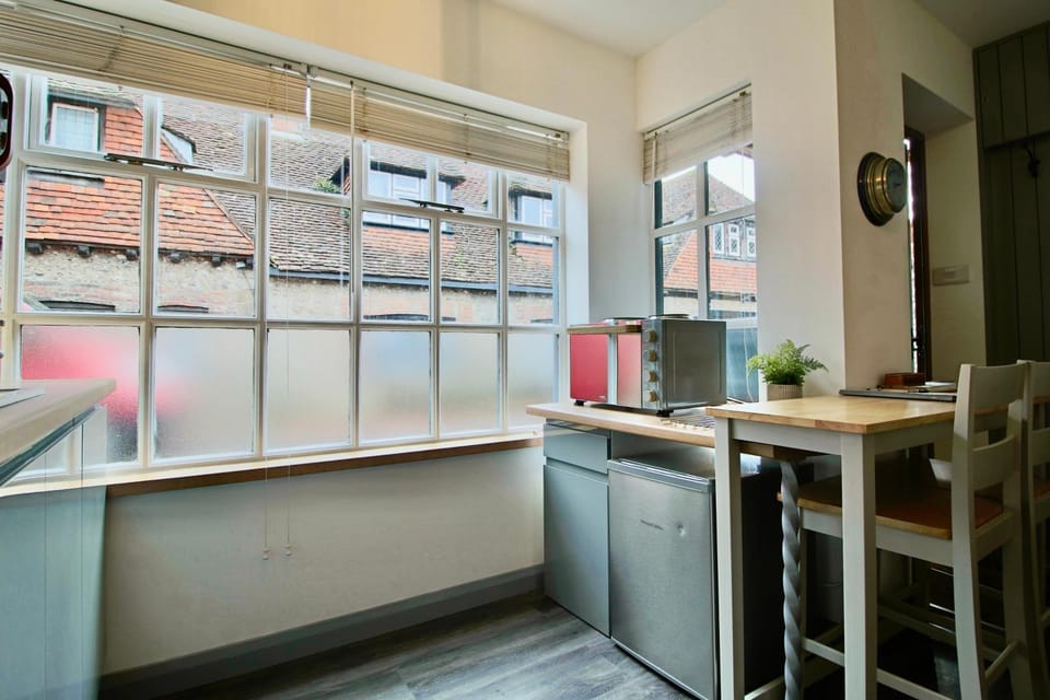 Kitchen or kitchenette, Dining area, stove