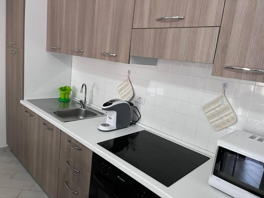 Coffee/tea facilities, Kitchen or kitchenette, microwave, stove