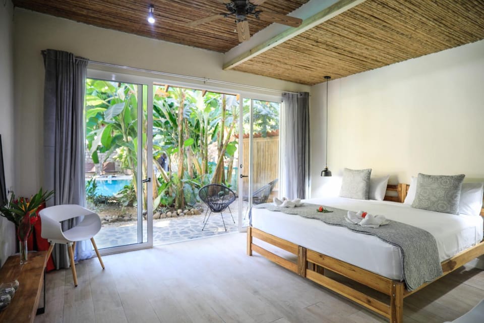 Bed, Photo of the whole room, Bedroom, Garden view, Pool view