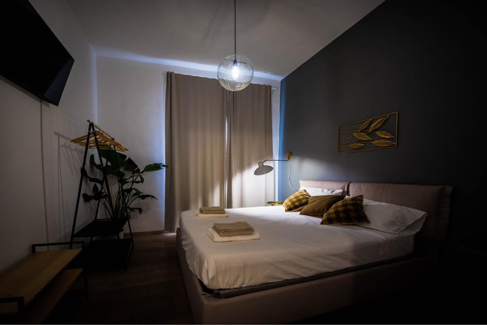 Bed, TV and multimedia, Photo of the whole room, Bedroom, fireplace, towels