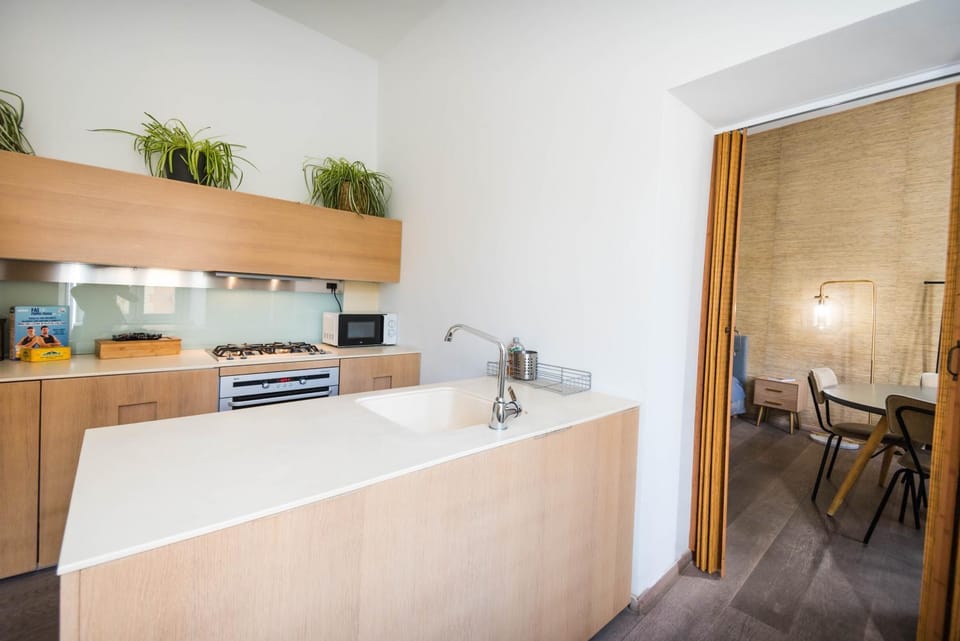 Kitchen or kitchenette, Dining area, minibar, pet friendly