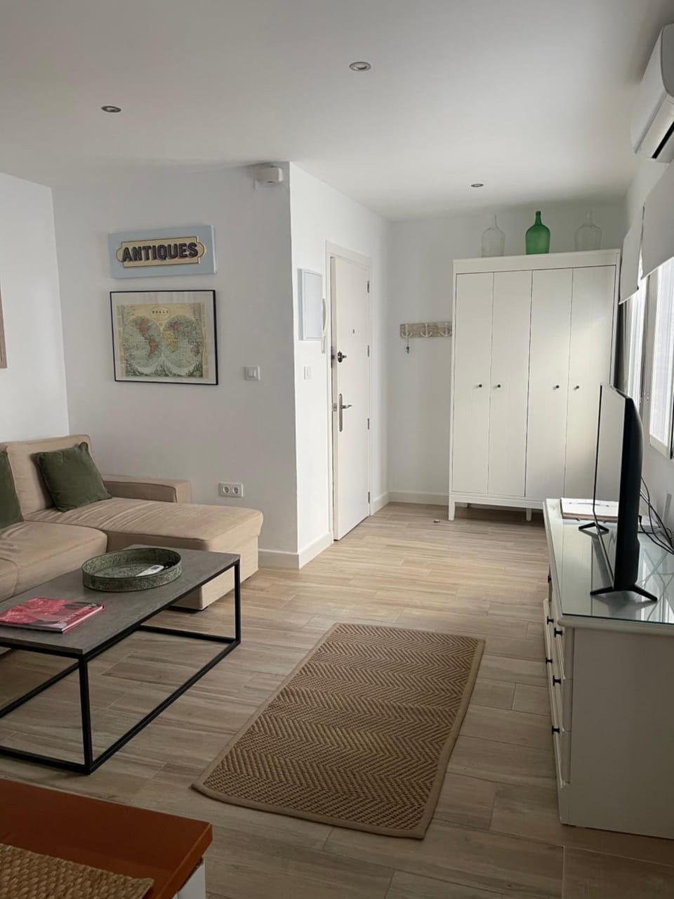 TV and multimedia, Seating area, air conditioner