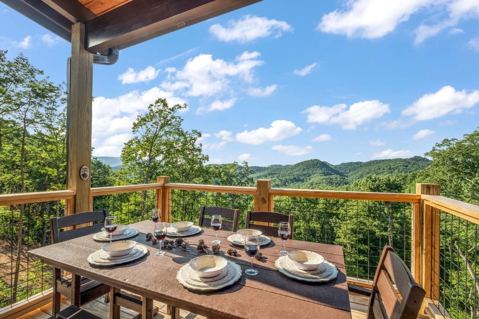 New / 3 King Suites / Sleeps12 / View / 5 mi to PF / Hot tub Chalet in Sevier County