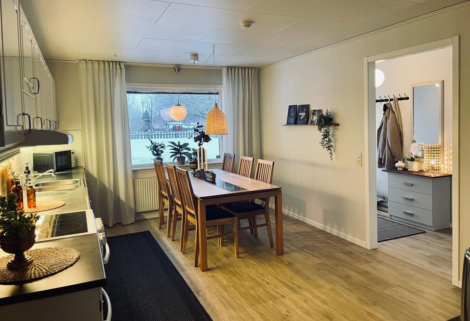 Kitchen or kitchenette, Dining area