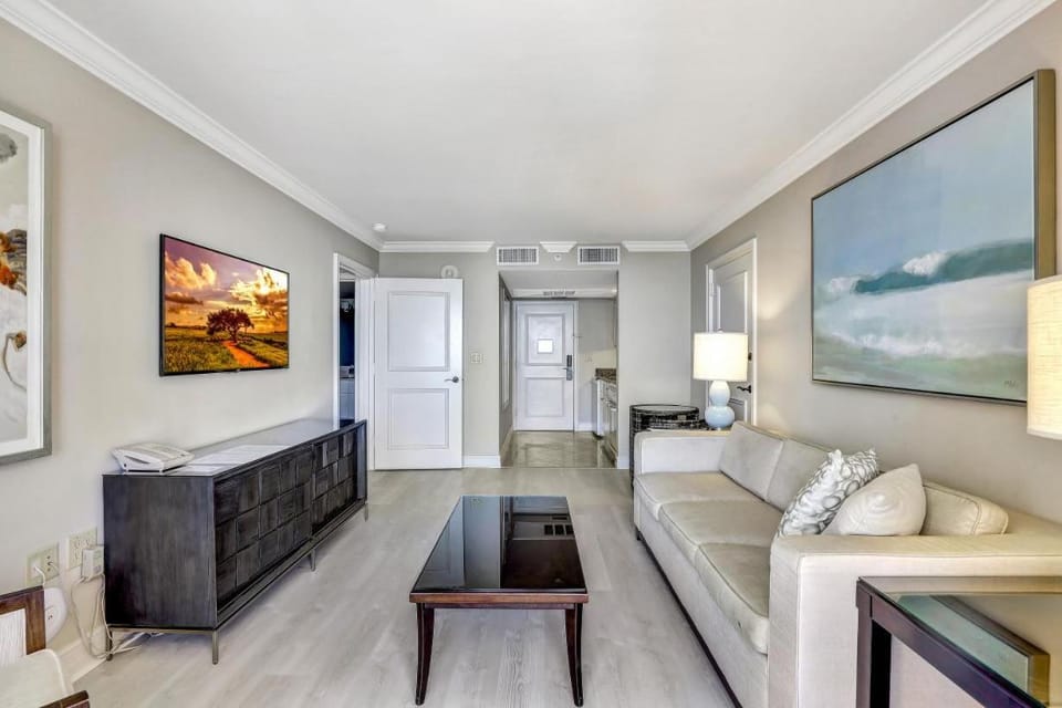 Lavish beachfront condo with rooftop pool/spa/gym House in Marco Island