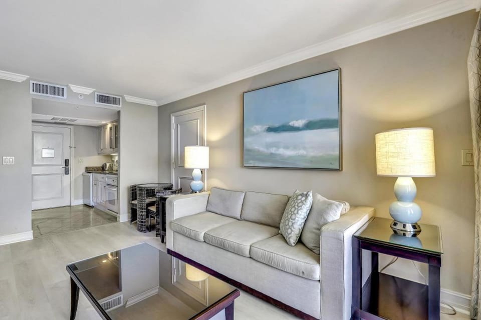 Lavish beachfront condo with rooftop pool/spa/gym House in Marco Island