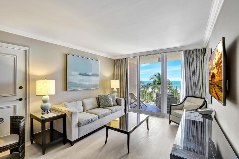 Lavish beachfront condo with rooftop pool/spa/gym House in Marco Island
