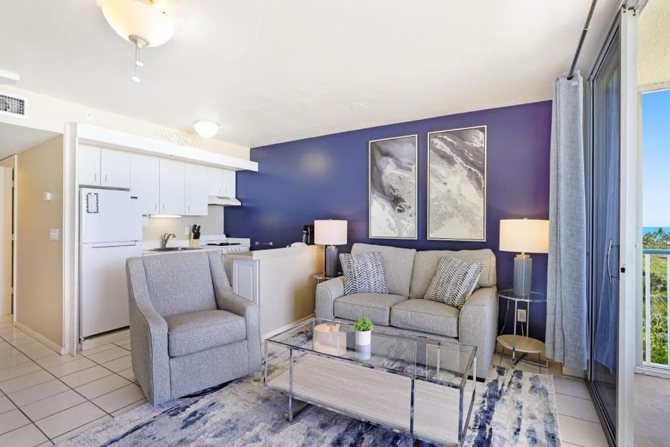 Beachfront condo with restaurant, pool, spa and gym House in Marco Island