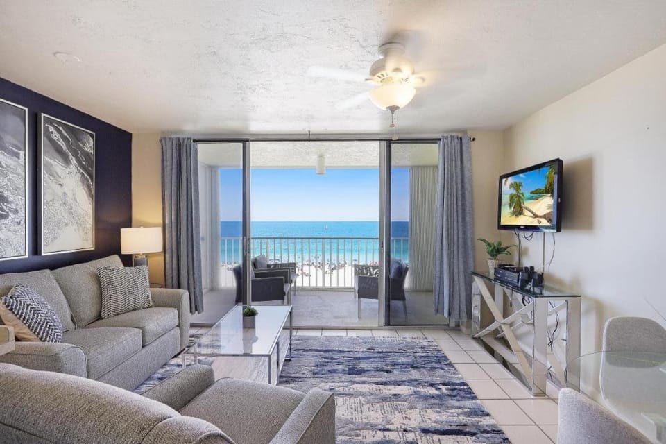 Beachfront condo with restaurant, pool, spa and gym House in Marco Island