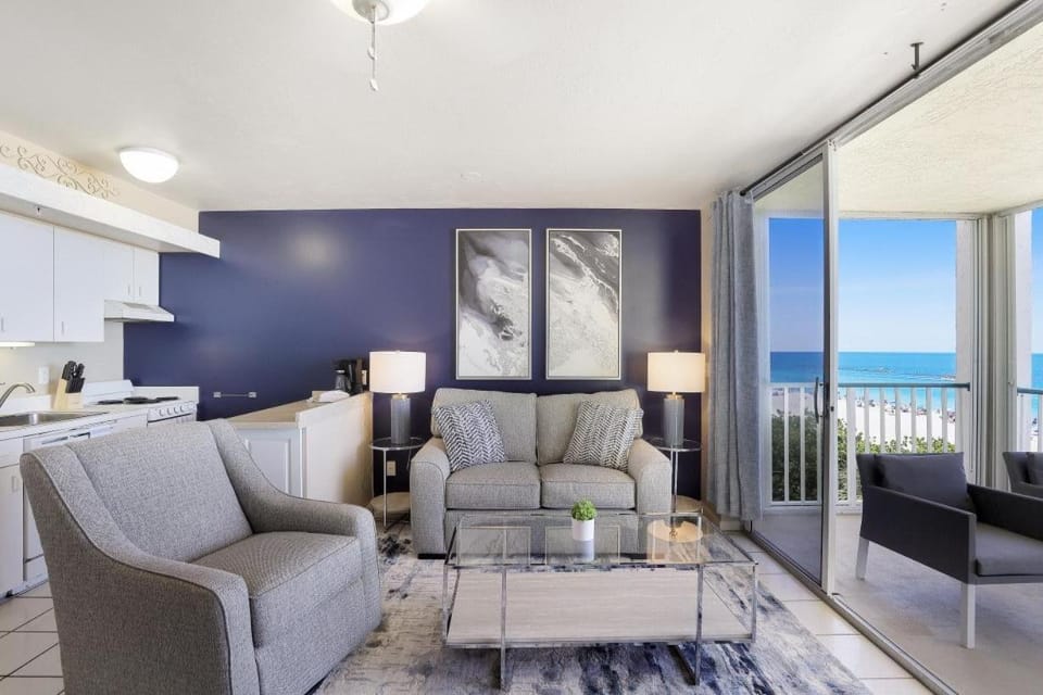 Beachfront condo with restaurant, pool, spa and gym House in Marco Island