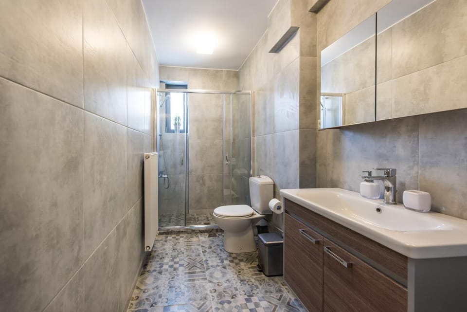 Prime 3BR-2BA Apt in Heart of Heraklion-Fiber WIFI Steps to Lions Sq-Museum, Walk to Port #1 Apartment in Heraklion