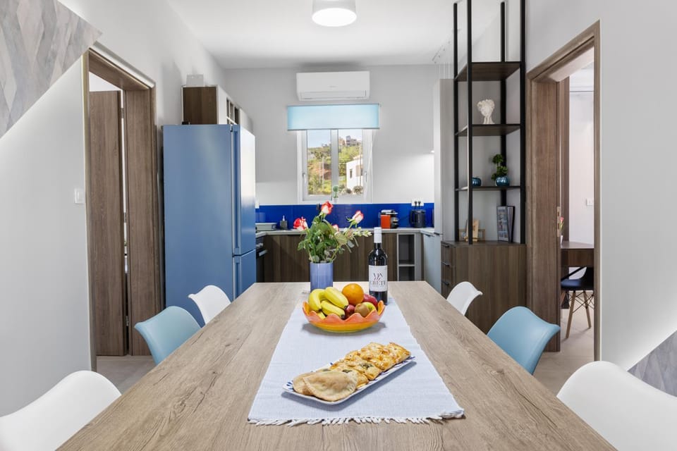 Dining area, kitchen
