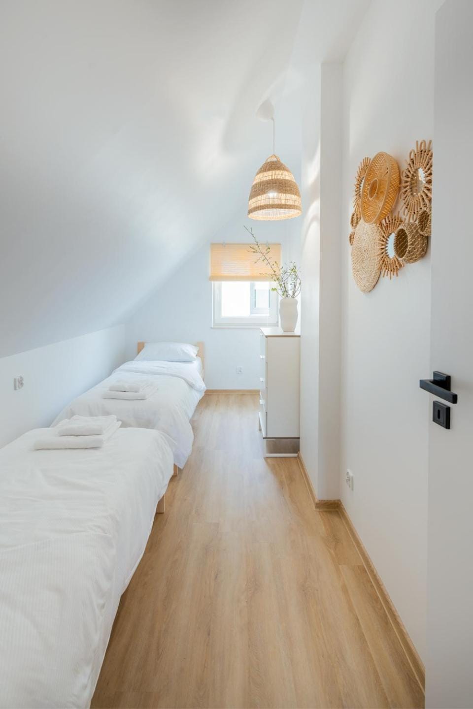 Bed, Other, Other, Other, Photo of the whole room, Decorative detail, Decorative detail, Bedroom