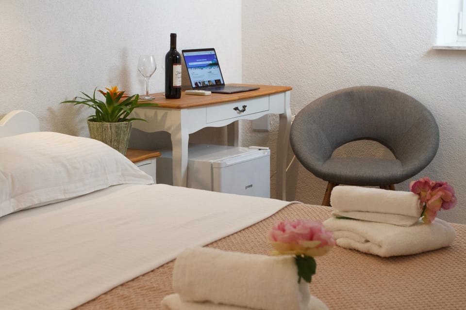 Business facilities, Seating area, Bedroom