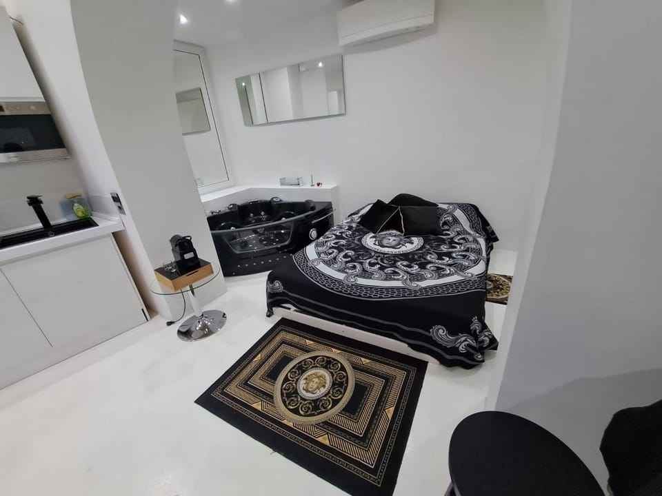 Black Diamond Suite Apartment in Rome