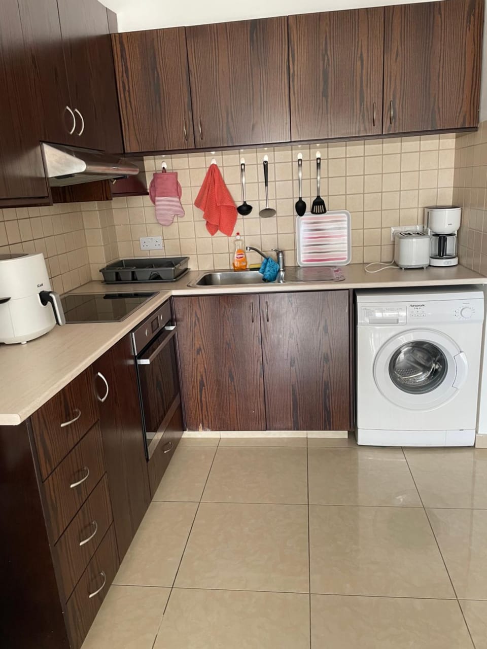Coffee/tea facilities, Kitchen or kitchenette, stove, washing machine