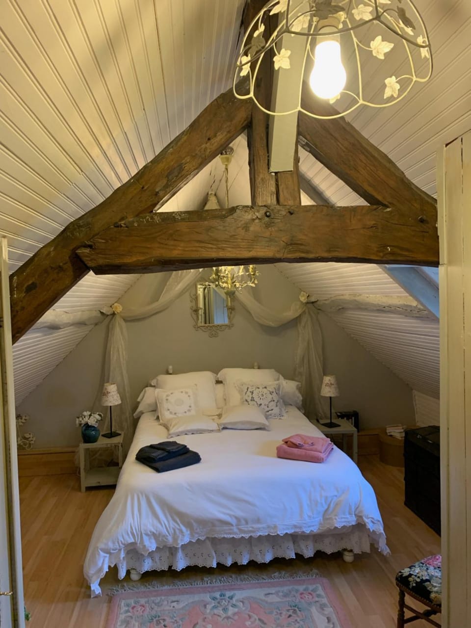 Photo of the whole room, towels