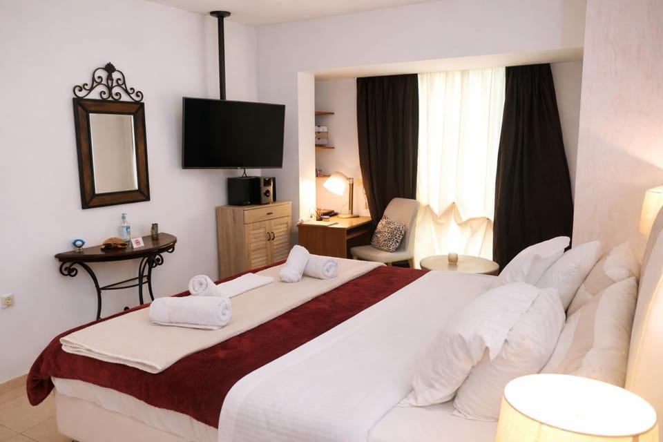 Bed, TV and multimedia, Photo of the whole room, Bedroom, towels, air conditioner