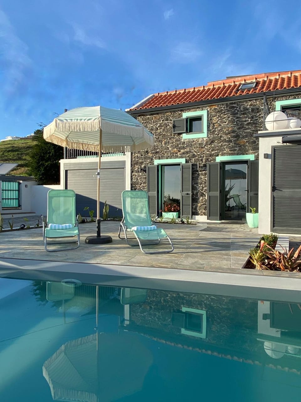 Property building, Patio, Day, Pool view, Swimming pool, Swimming pool, sunbed