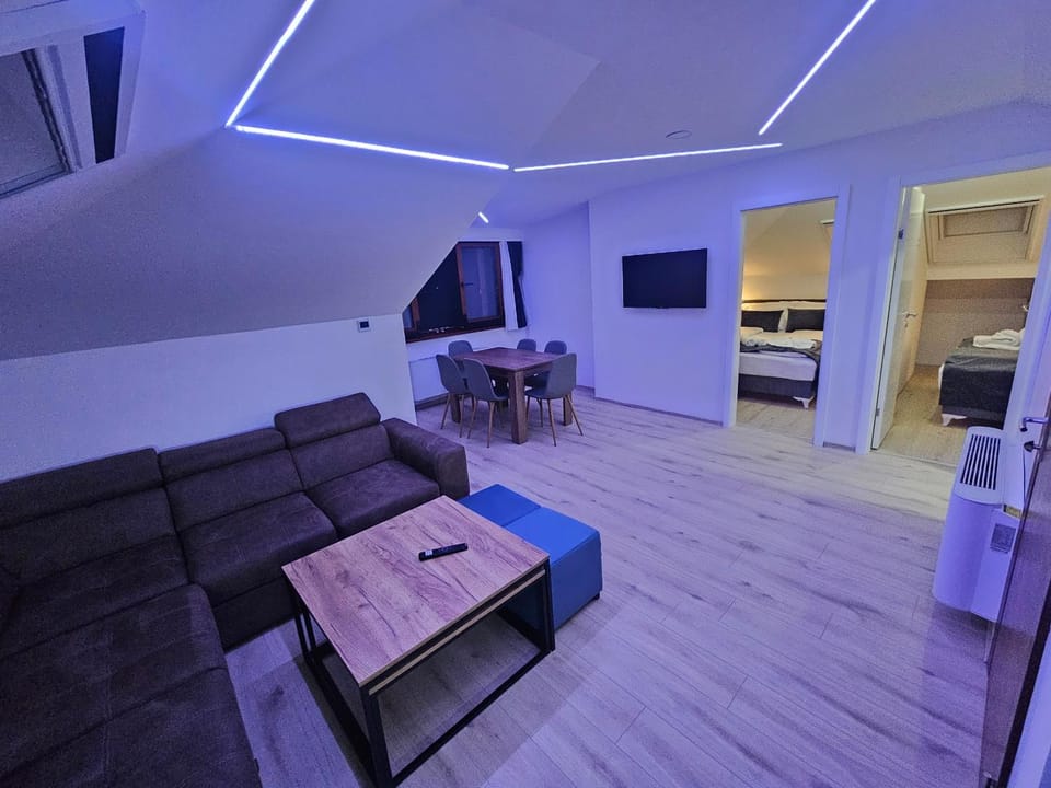 TV and multimedia, Living room, Seating area, Evening entertainment