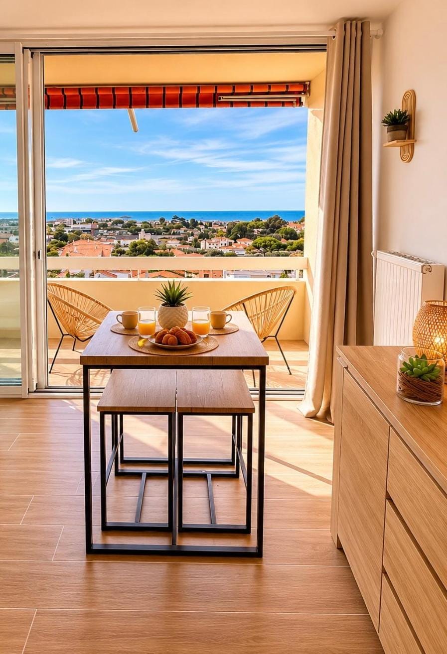 Vue mer panoramique, entièrement rénové, parking Apartment in Antibes
