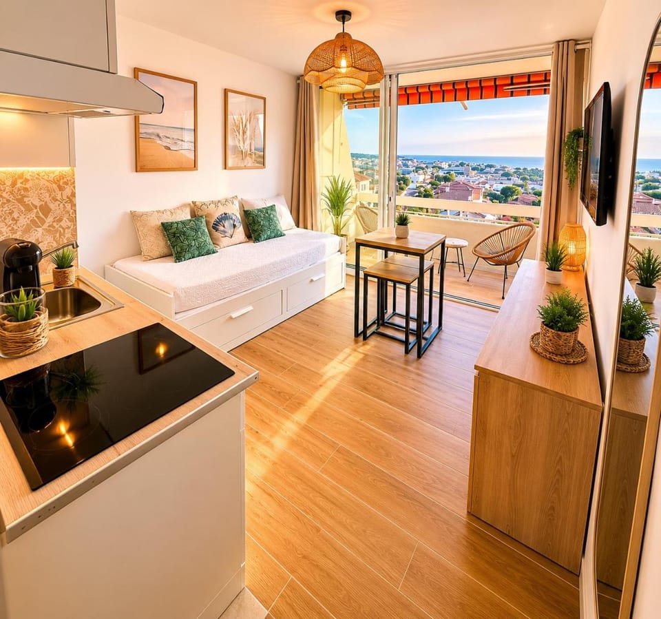 Vue mer panoramique, entièrement rénové, parking Apartment in Antibes