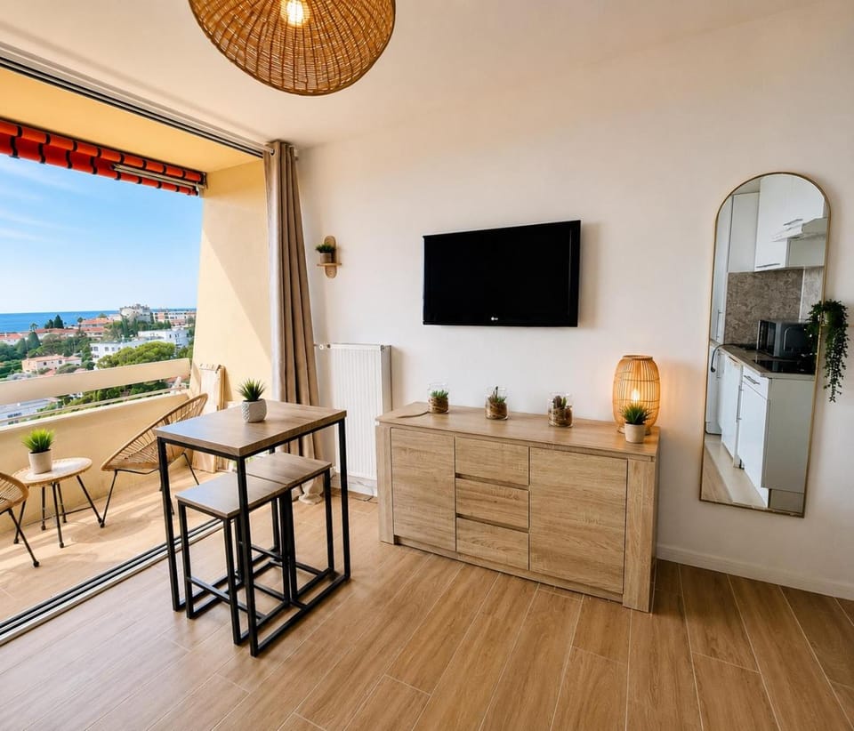 Vue mer panoramique, entièrement rénové, parking Apartment in Antibes