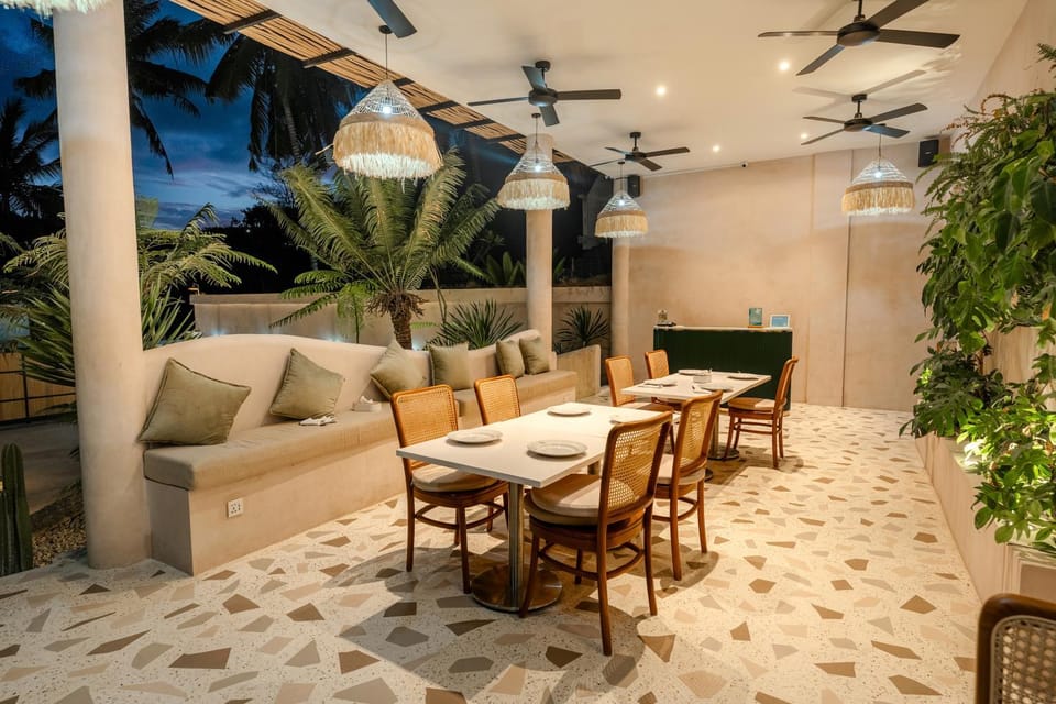 Restaurant/places to eat, Seating area, Dining area, Breakfast